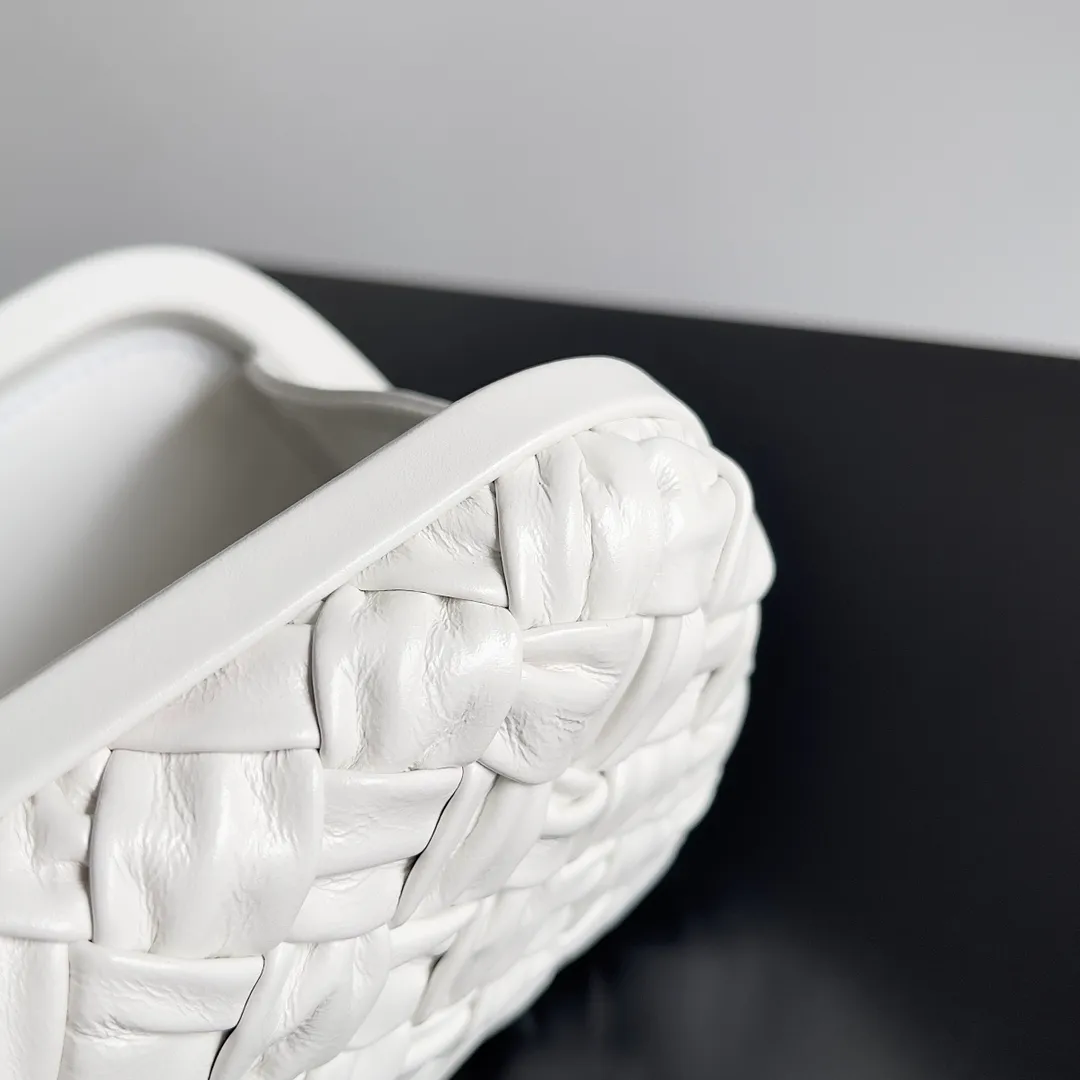 Batch 1860 BV Knot | The classic return of the evening bag. Original leather ➕ Stainless steel hardware ➕ 24k real gold plating ➕ Fully handmade. Those who know the history of our brand should have heard that the knot is a story of Bottega Veneta, and it is also one of the more important design elements. Matthieu Blazy's work this season sublimates Knot's classics, with a new knot design and a woven shoulder strap, plus Fouland Intreccio's weaving technology, adding some fashion to the retro and nostalgic feel of the past. Style number: 717622 Size: 20.5*6*12.5